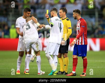 L'arbitre Mark Clattenburg montre la carte jaune à Real Pepe de Madrid (deuxième à gauche) Banque D'Images