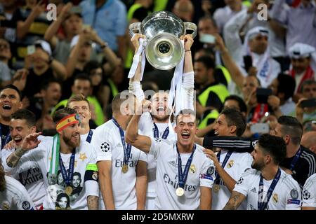 Gareth Bale (au centre) du Real Madrid célèbre avec les champions de l'UEFA Trophée de la ligue après la victoire sur l'Atletico de Madrid Banque D'Images