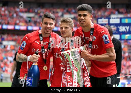 Adam Hammill, Lloyd Isgrove et Ashley Fletcher (de gauche à droite) fêtent après le match Banque D'Images