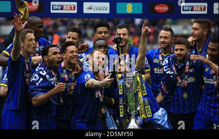 Sean Rigg (au centre) d'AFC Wimbledon et ses coéquipiers célèbrent avec Le trophée après que son côté remporte la Sky Bet League Deux matchs de finale au stade Wembley Banque D'Images