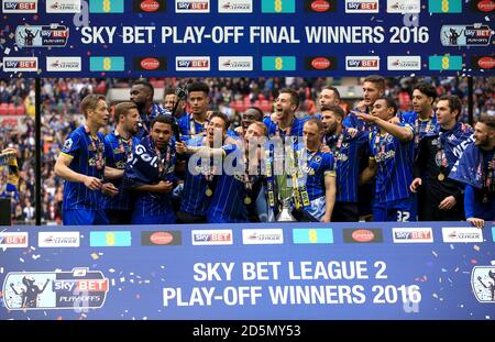 Sean Rigg (au centre) d'AFC Wimbledon et ses coéquipiers célèbrent avec Le trophée après que son côté remporte la Sky Bet League Deux matchs de finale au stade Wembley Banque D'Images