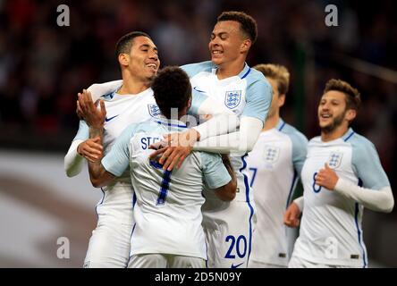 Chris Smalling (à gauche), en Angleterre, célèbre avec ses coéquipiers après avoir obtenu son score le but d'ouverture du jeu Banque D'Images