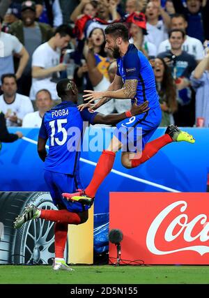 Olivier Giroud (à droite) célèbre le premier but de son côté Du match avec Paul Pogba, coéquipier Banque D'Images