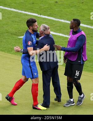 Olivier Giroud (à gauche) célèbre son premier but Le jeu avec le Manager Didier Deschamps (au centre) Banque D'Images