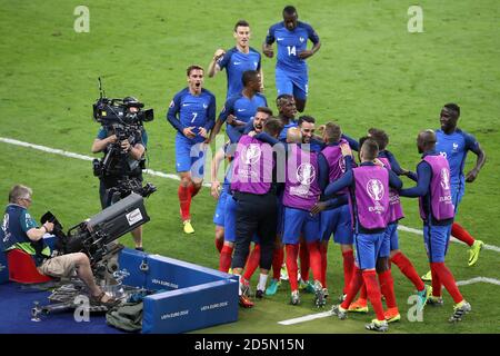 Olivier Giroud (au centre), en France, célèbre son premier but le jeu avec des coéquipiers Banque D'Images