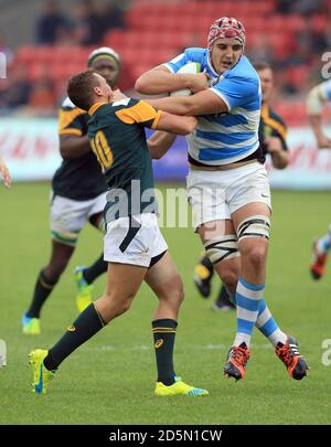 Curwin Bosch en Afrique du Sud (à gauche) s'attaque à Franco Molina en Argentine lors du match de la coupe du monde de l'Union de rugby des années 20 au stade AJ Bell, à Salford. Banque D'Images