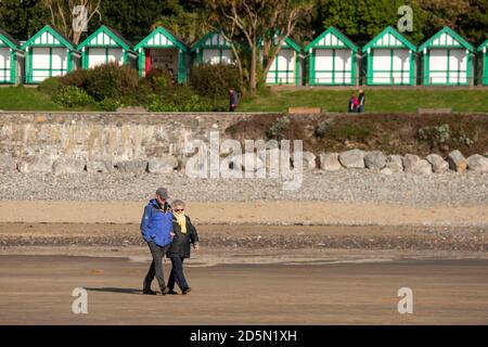 Langland Bay, Swansea, Royaume-Uni. 14 octobre 2020. Ce matin, les gens à l'extérieur et à l'extérieur de profiter au maximum de la magnifique météo d'automne à Langland Bay près de Swansea. Comme d'autres régions du pays de Galles et du Royaume-Uni, Swansea est actuellement en confinement (à partir du 27 septembre 2020) suite à une forte augmentation des cas de coronavirus (COVID-19) dans la région du Conseil municipal de la ville et du comté de Swansea. Credit: Phil Rees/Alamy Live News Banque D'Images