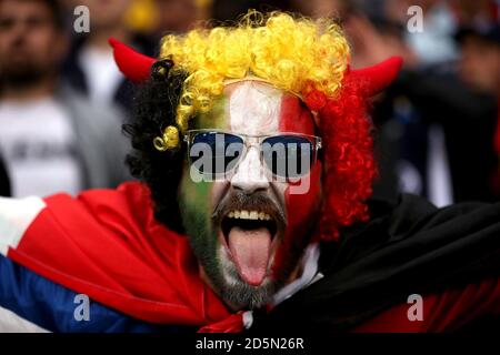 Un supporter belge montre son soutien dans les tribunes pendant le jeu Banque D'Images