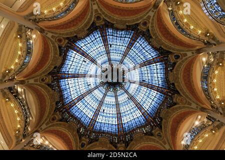 Une vue à l'intérieur des Galeries Lafayette vue directe au toit Banque D'Images