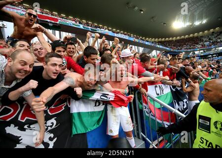 Le Balazs Dzsudzsak hongrois célèbre avec les fans après la finale sifflet Banque D'Images