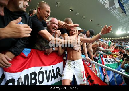 Le Balazs Dzsudzsak hongrois célèbre avec les fans après la finale sifflet Banque D'Images