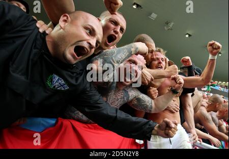 Le Balazs Dzsudzsak hongrois célèbre avec les fans après la finale sifflet Banque D'Images