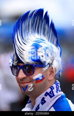 Un fan de Slovaquie porte une perruque mohawk dans son équipe couleurs Banque D'Images