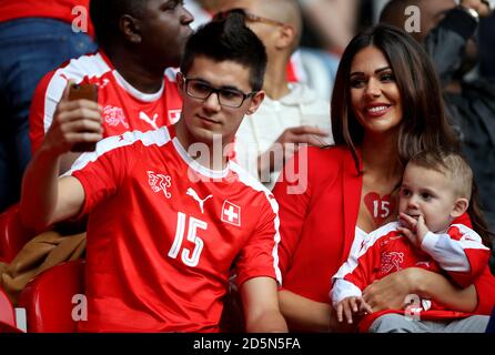 Erjona Sulejmani, petite amie de Blerim Dzemaili en Suisse et de leur fils Luan (à droite) dans les tribunes avant le match. Banque D'Images