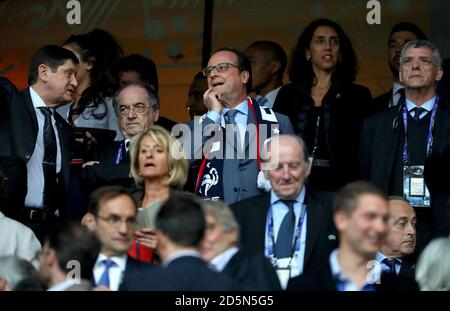 Le président français François Hollande (au centre) dans les tribunes précédant le match avec le président de la Fédération française de football Noel le Graet (2e gauche) et le président de la Fédération espagnole de football Angel Maria Villar (droite). Banque D'Images