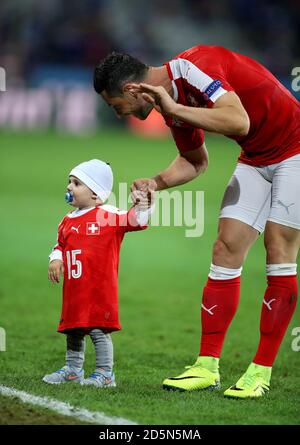 Blerim Dzemaili en Suisse avec son fils Luan sur le terrain après le match. Banque D'Images