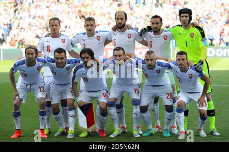 Une photo de groupe de l'équipe de la République tchèque. Rangée arrière (gauche-droite) David Limbersky, Pavel Kaderabek, Roman Hubnik, Tomas Sivok, gardien de but Petr Cech. Première rangée (gauche-droite) Jaroslav Plasil, David Lagata, Tomas Rosecky, Ladislav Krejci, Jiri Skalak, Vladimir Darida. Banque D'Images