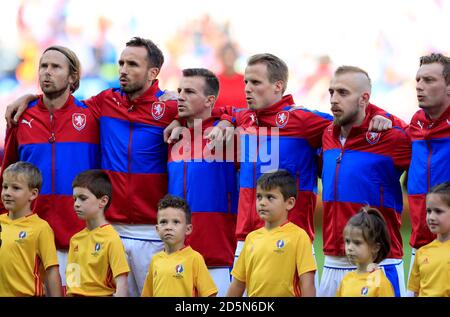 Jaroslav Plasil, Tomas Sivok, Vladimir Darida, David Limbersky et Jiri Skalak en République tchèque (gauche-droite) pendant les hymnes nationaux Banque D'Images