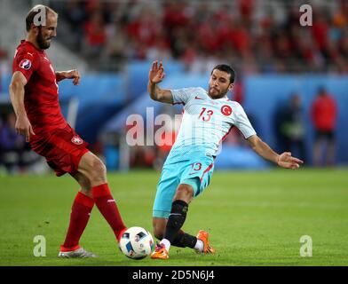 Ismail Koybasi en Turquie et Hubnik (à gauche) en République tchèque pour le ballon Banque D'Images