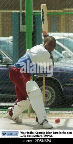 Le capitaine des Antilles Brian Lara battait dans les filets Banque D'Images