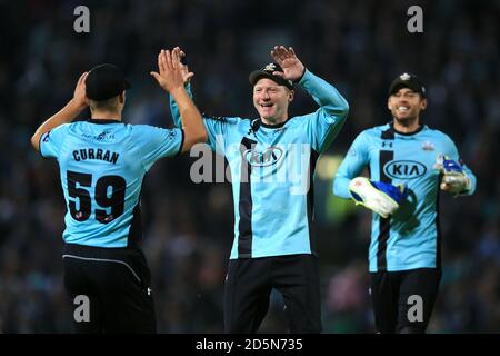 Le capitaine de Surrey Gareth Batty fête avec Thomas Curran (à gauche) et Ben Foakes (à droite) Banque D'Images