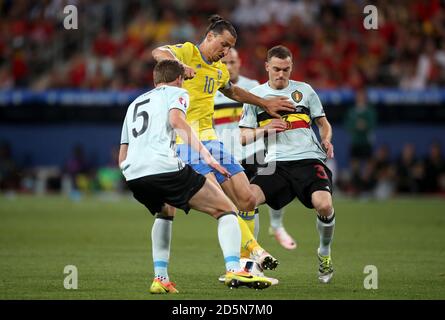 Zlatan Ibrahimovic (au centre), en Suède, lutte pour le ballon avec celui de la Belgique Jan Vertonghen et Thomas Vermaelen (à droite) Banque D'Images