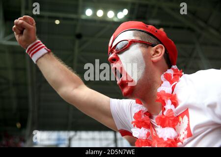 Un fan de Pologne soutient son équipe dans le supports Banque D'Images