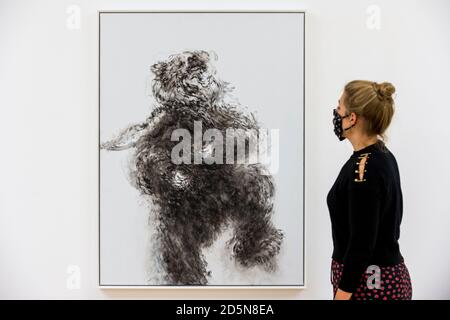 Londres, Royaume-Uni. 14 octobre 2020. Un membre du personnel pose avec “Young Dancing Bear”, 2019, à l'aperçu de Maggi Hambling: 2020 à la galerie Malborough à Mayfair. L’exposition de peintures récentes coïncide avec le 75e anniversaire de Hambling et se déroule du 15 octobre au 21 novembre 2020. Credit: Stephen Chung / Alamy Live News Banque D'Images