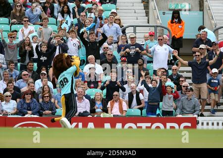 La mascotte de Surrey Caesar le Lion jette des t-shirts dans les tribunes pour les ventilateurs Banque D'Images