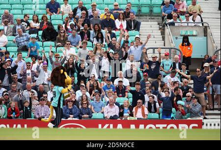 La mascotte de Surrey Caesar le Lion jette des t-shirts dans les tribunes pour les ventilateurs Banque D'Images