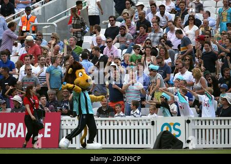 La mascotte de Surrey Caesar le Lion jette des t-shirts dans les tribunes pour les ventilateurs Banque D'Images