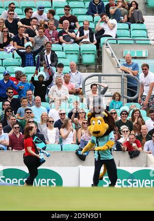 La mascotte de Surrey Caesar le Lion jette des t-shirts dans les tribunes pour les ventilateurs Banque D'Images