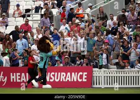 La mascotte de Surrey Caesar le Lion jette des t-shirts dans les tribunes pour les ventilateurs Banque D'Images