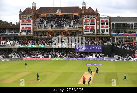 Jason Roy (en arrière à droite), en Angleterre, célèbre son siècle contre le Sri Lanka. Banque D'Images