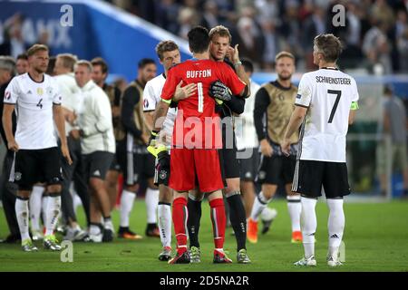 Gianluigi Buffon, gardien de but italien, et Manuel Neuer, gardien de but allemand (au centre à droite) embrassez après le match Banque D'Images