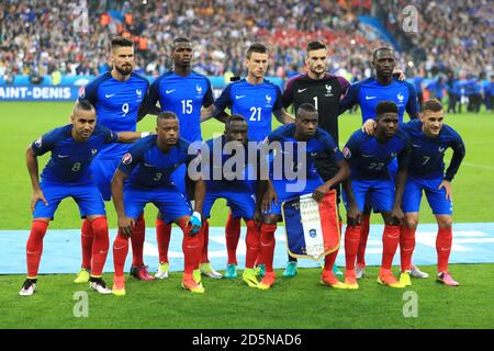 Groupe d'équipe de France (rangée supérieure de gauche à droite) Olivier Giroud, Paul Pogba, Laurent Koscielny, gardien de but Hugo Lloris et Moussa Sissoko. (Rangée du bas, de gauche à droite) Dimitri Payet, Patrice Evra, Bacary Sagna, Blaise Matuidi, Samuel Umtiti et Antoine Griezmann Banque D'Images