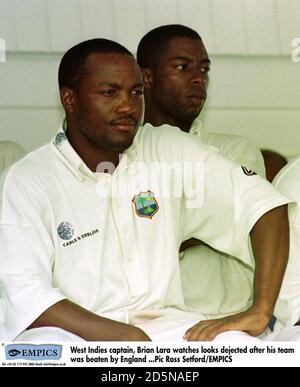 Le capitaine des Indes occidentales, Brian Lara montres semble abattu après que son équipe a été battue par l'Angleterre Banque D'Images