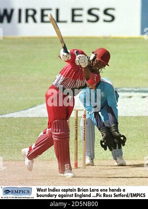 Le capitaine des Antilles Brian Lara met une frontière contre Angleterre Banque D'Images