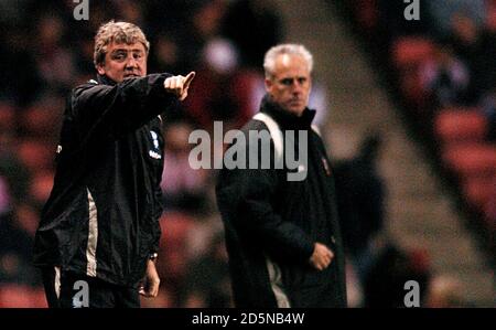 (G-D) le directeur de Sunderland Mick McCarthy et le directeur de Birmingham City Steve Bruce Banque D'Images