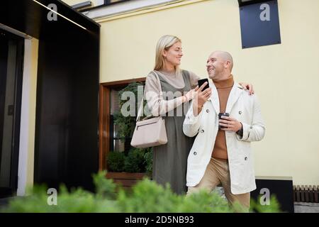 Jeune femme heureuse embrassant son mari et ils dépensent bien temps ensemble dans la ville Banque D'Images