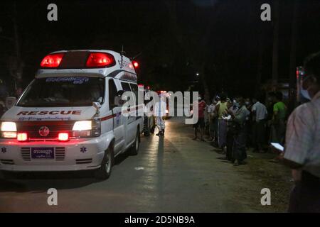 Mandalay, Myanmar. 9 septembre 2020. Un professionnel de la santé portant un équipement de protection individuelle (EPI) est vu attendre à l'extérieur à côté des ambulances pour les patients suspectés de Covid-19.UN homme du quartier d'Amarapura Township a été testé positif pour le coronavirus (COVID19) bien qu'il n'ait pas montré de signes Covid-19. Il y a plus de 25 personnes qui ont été en contact étroit avec lui, d'où les travailleurs médicaux avec des ambulances se sont dépêchés sur place pour voir que les personnes qui étaient en contact étroit avec la victime Covid-19 sont emmenées au centre de quarantaine pour un examen approfondi. (Crédit I Banque D'Images