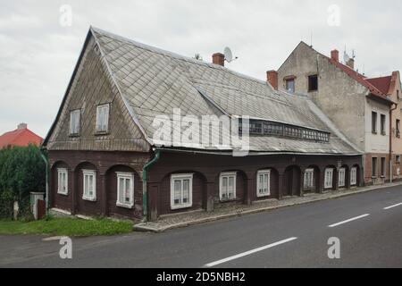 Maison traditionnelle en bois (roubenka) typique de l'architecture populaire dans les montagnes de Lusatien à Jiřetín pod Jedlovou en Bohême du Nord, République tchèque. Banque D'Images