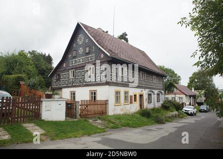 Maison traditionnelle en bois (roubenka) typique de l'architecture populaire dans les montagnes de Lusatien à Jiřetín pod Jedlovou en Bohême du Nord, République tchèque. Banque D'Images