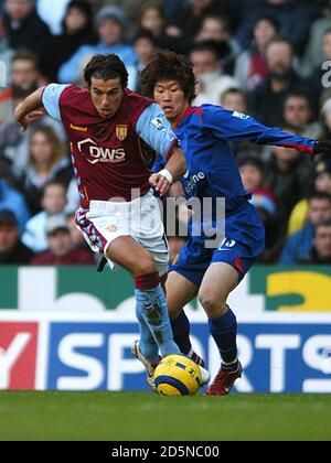 Le Milan Baros d'Aston Villa s'éloigne du Ji-Sung de Manchester United Stationnement Banque D'Images