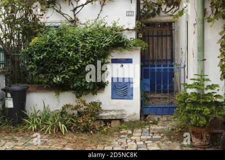 Jardin devant l'une des maisons pittoresques de Střešovičky, également connue sous le nom de Malé Střešovice (petit Střešovice) à Prague, République tchèque. Střešovičky est une ancienne colonie de travailleurs avec de petites maisons datant de la fin du XVIIIe siècle qui a conservé son atmosphère originale intacte au cours des siècles et connue maintenant comme un site romantique sans touristes dans la banlieue de Prague. Na Kocourkách Lane est représenté sur la photo. Banque D'Images