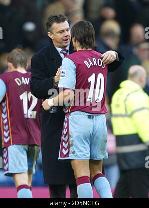 David O'Leary, directeur de la Villa Aston, félicite le gardien de but gagnant Milan Baros Banque D'Images