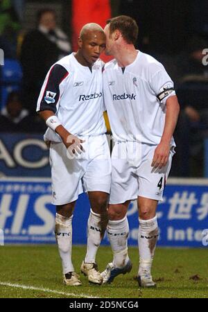 El-Hadji Diouf de Bolton Wanderers célèbre son but avec Kevin Nolan Banque D'Images