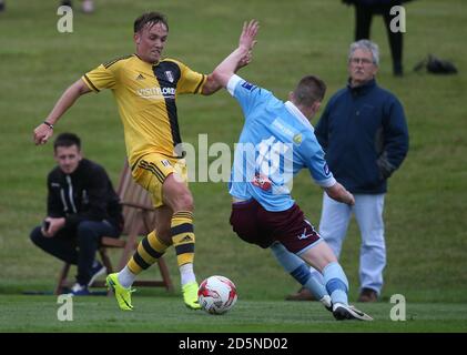 Lasse Vigen Christensen de Fulham (à gauche) en action contre Cobh Ramblers pendant leur amicale d'avant-saison à l'île de Fota, Cork, République d'Irlande. Banque D'Images