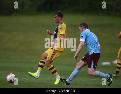 Lasse Vigen Christensen de Fulham (à gauche) en action contre Cobh Ramblers pendant leur amicale d'avant-saison à l'île de Fota, Cork, République d'Irlande. Banque D'Images