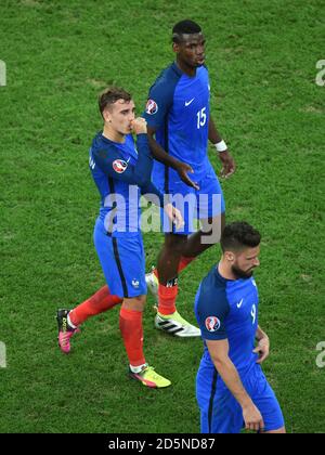 Antoine Griezmann (à gauche) célèbre le premier but de son côté Du match avec Paul Pogba, coéquipier Banque D'Images